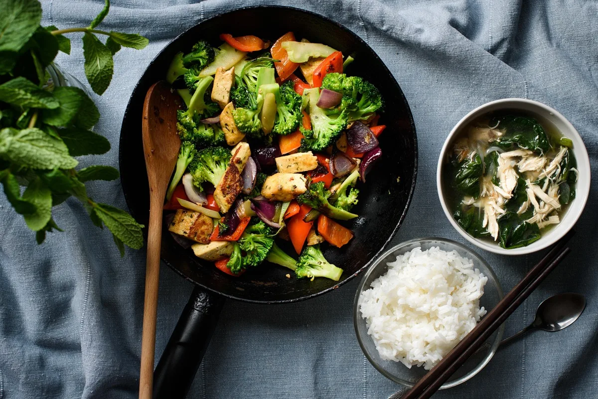 Alternatives végétales : tofu et légumes sautés